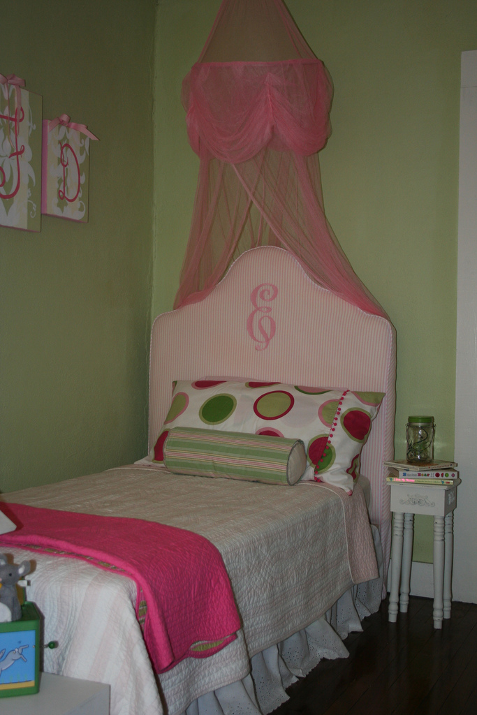 ella's room 002