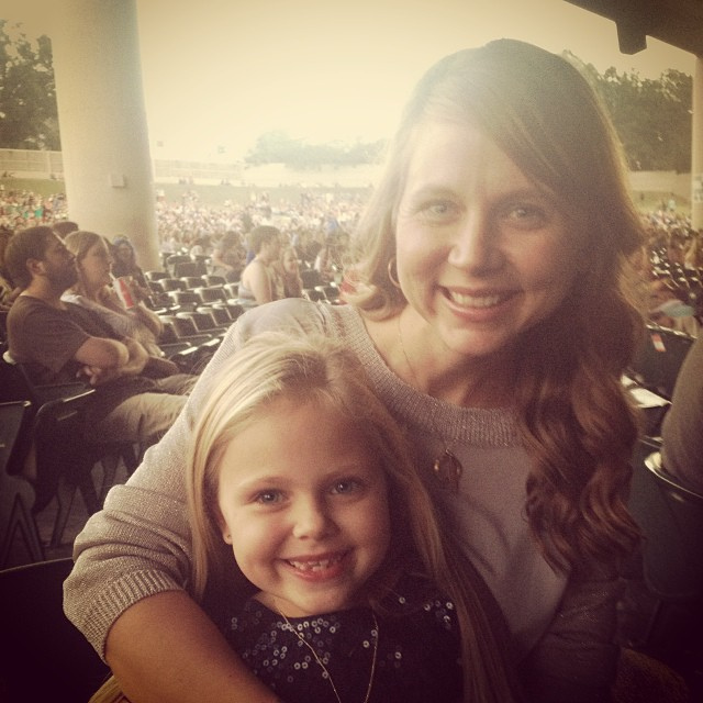 Two VERY happy girls!! #ellasfirstmayershow #momsseenhimtoomanytimestocount #mayerisback